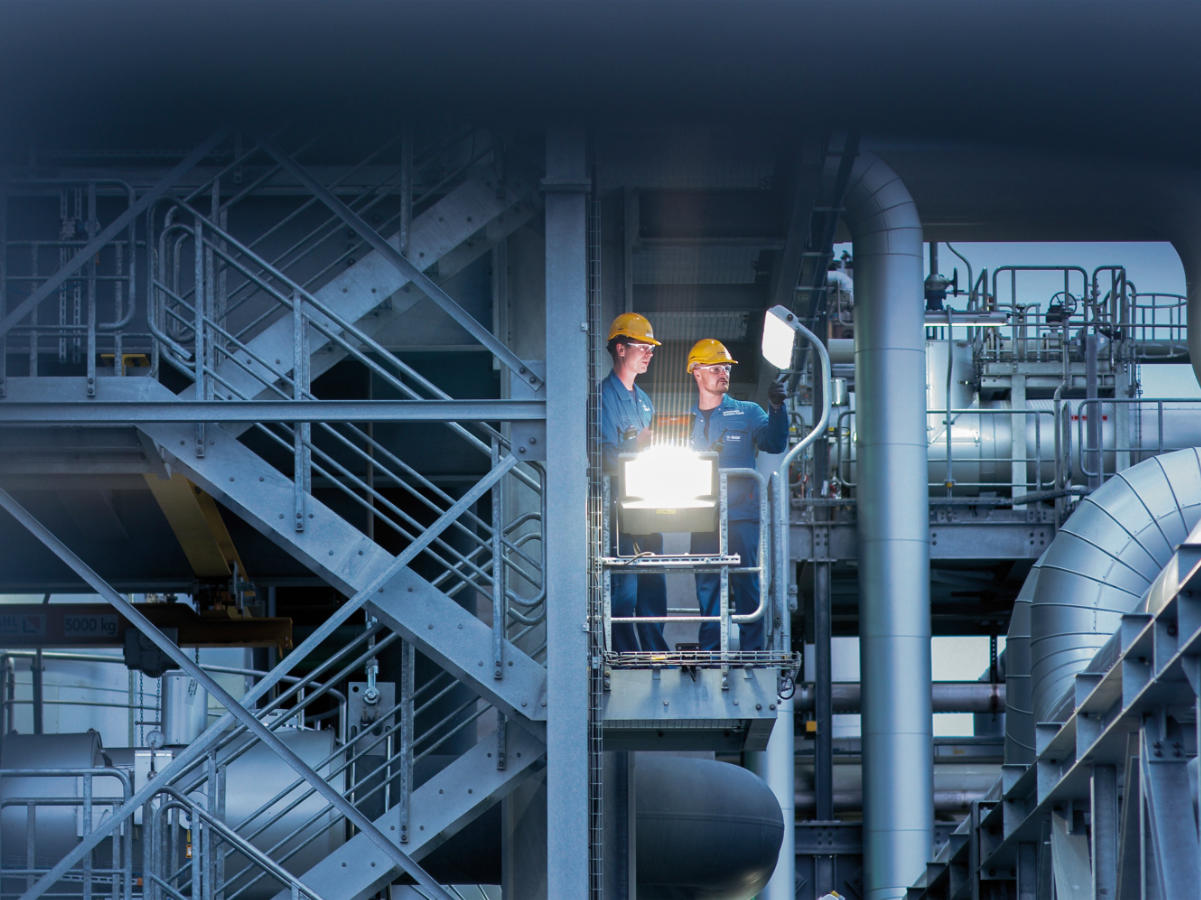 Chemtec-AB - Dr. Andreas Böttcher BASF Produktionsanlage bei Nacht Mitarbeiter